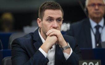 Milan Uhrík (REPUBLIKA): Zdá sa, že niekomu v Bruseli vadí, že ľudia majú vlastné autá   A tak sa ich rozhodli zakázať.